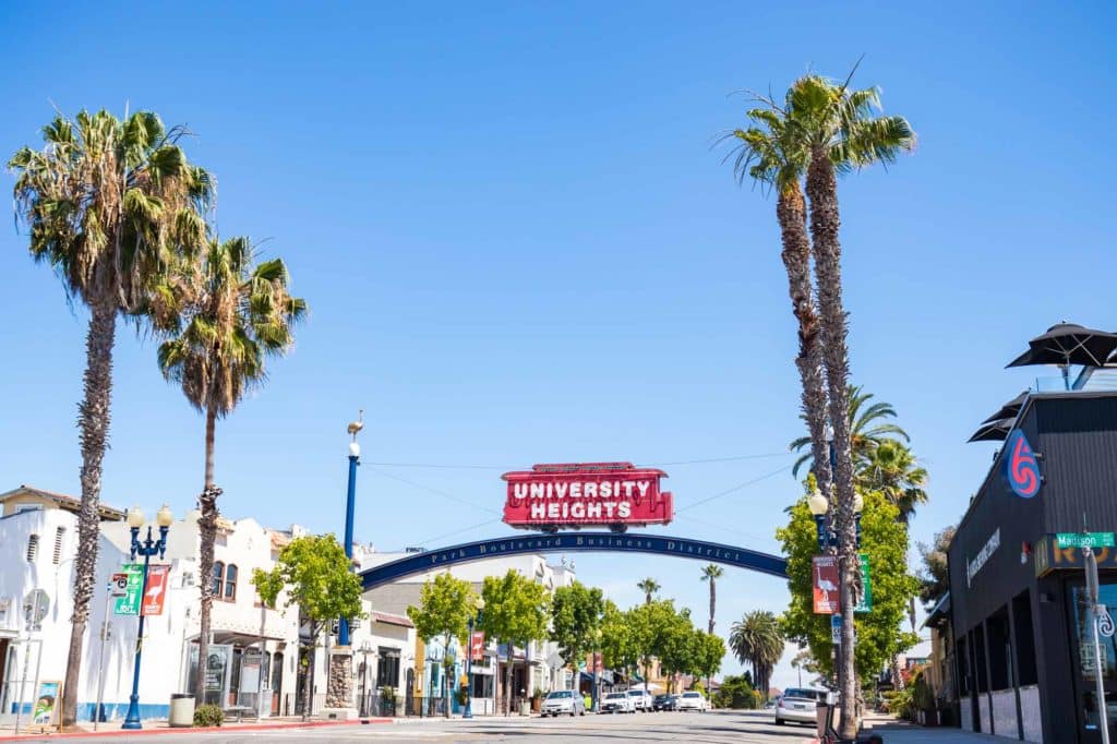 Entrance archway to University of Southern California on a sunny day.